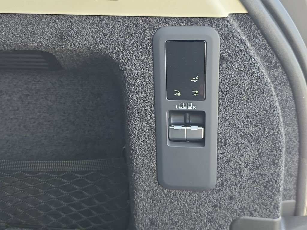 New 2026 Fuji White Land Rover SE image 15