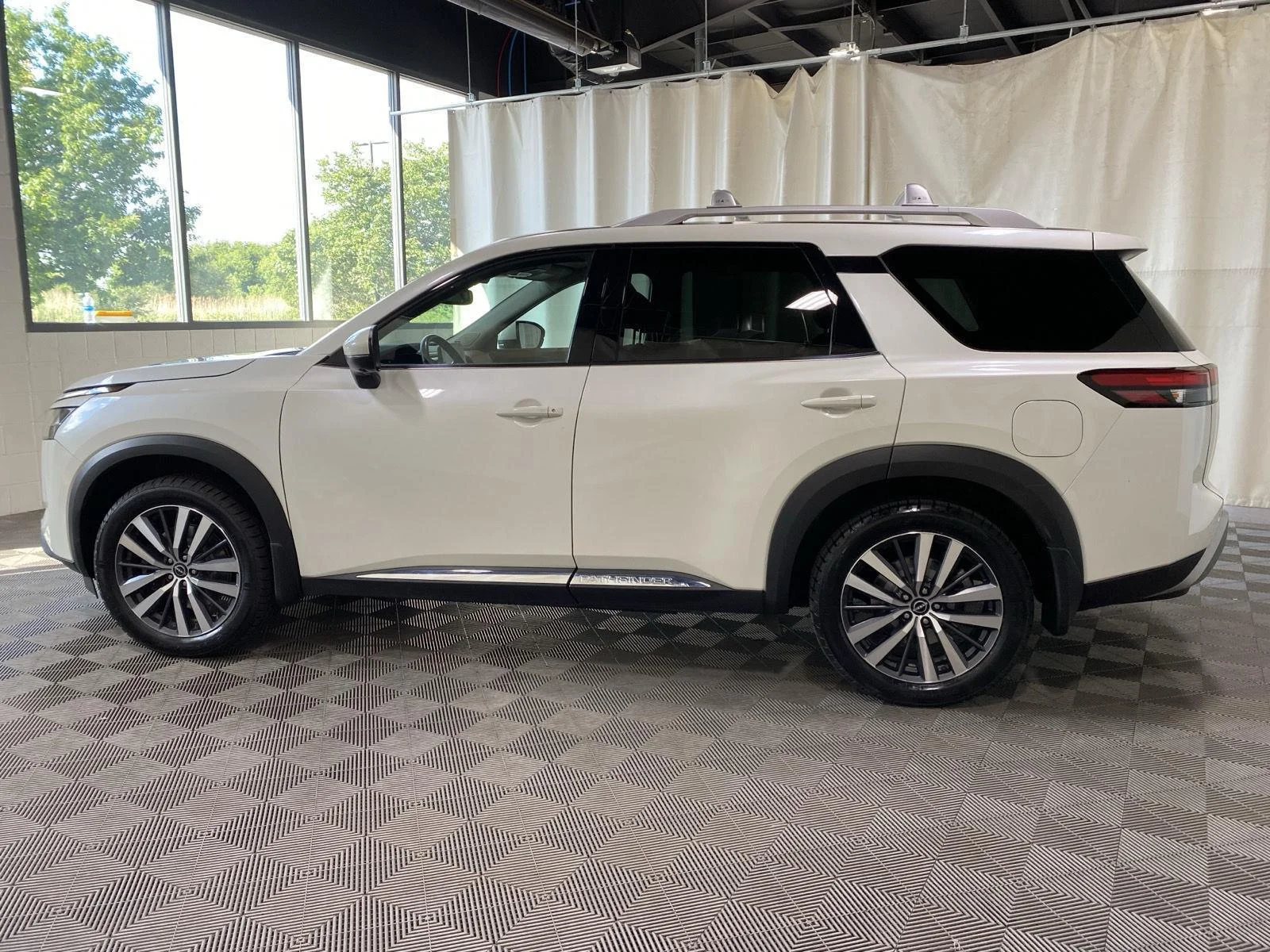 Used 2022 Pearl White Tricoat Nissan Platinum image 4