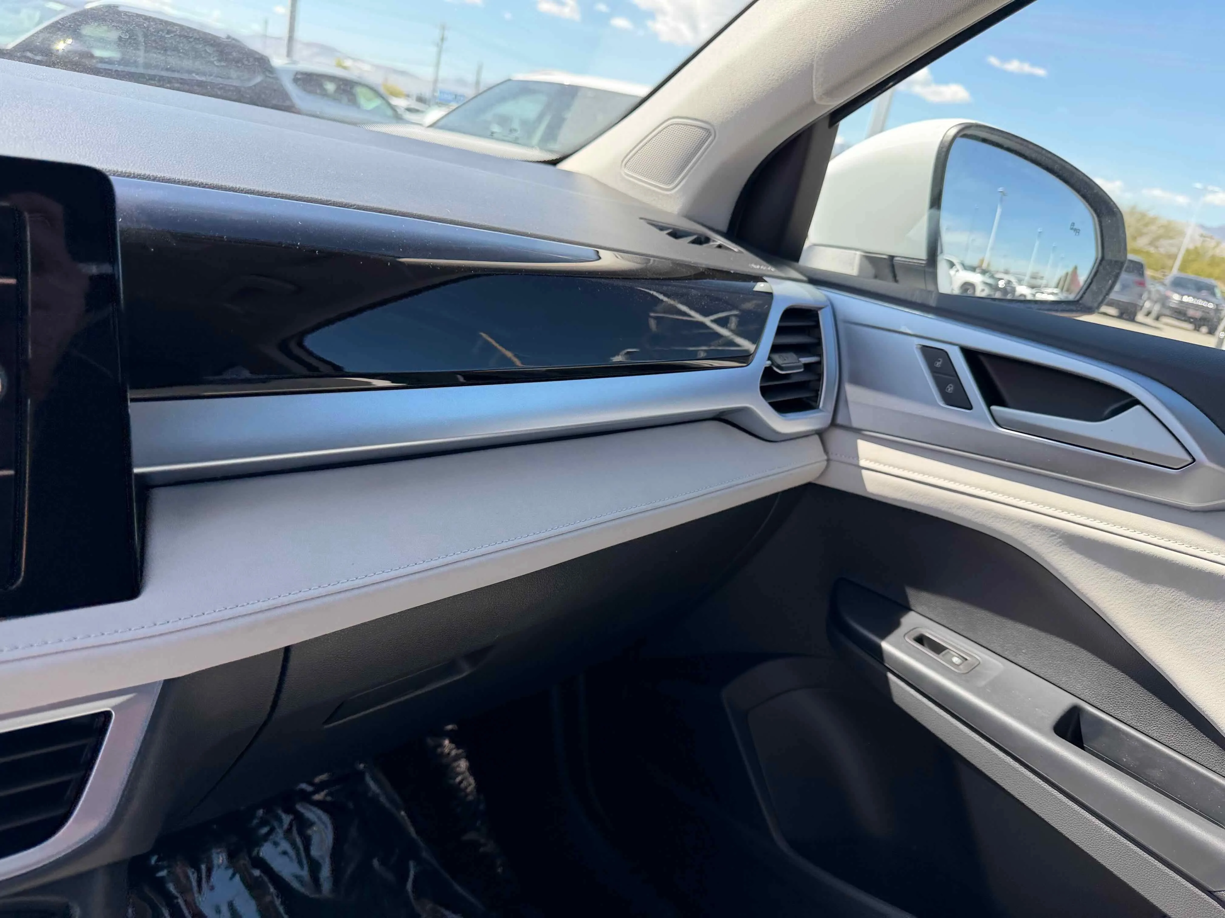 New 2026 Pure White Volkswagen SE image 22