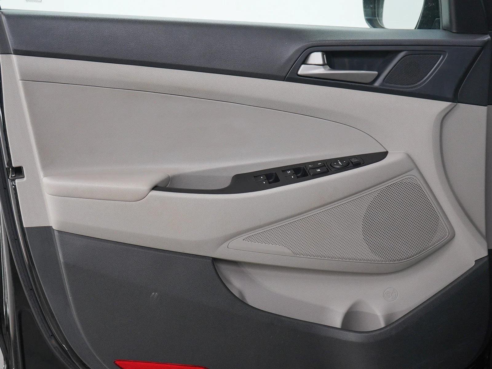 Used 2018 Black Noir Pearl Hyundai Value image 21