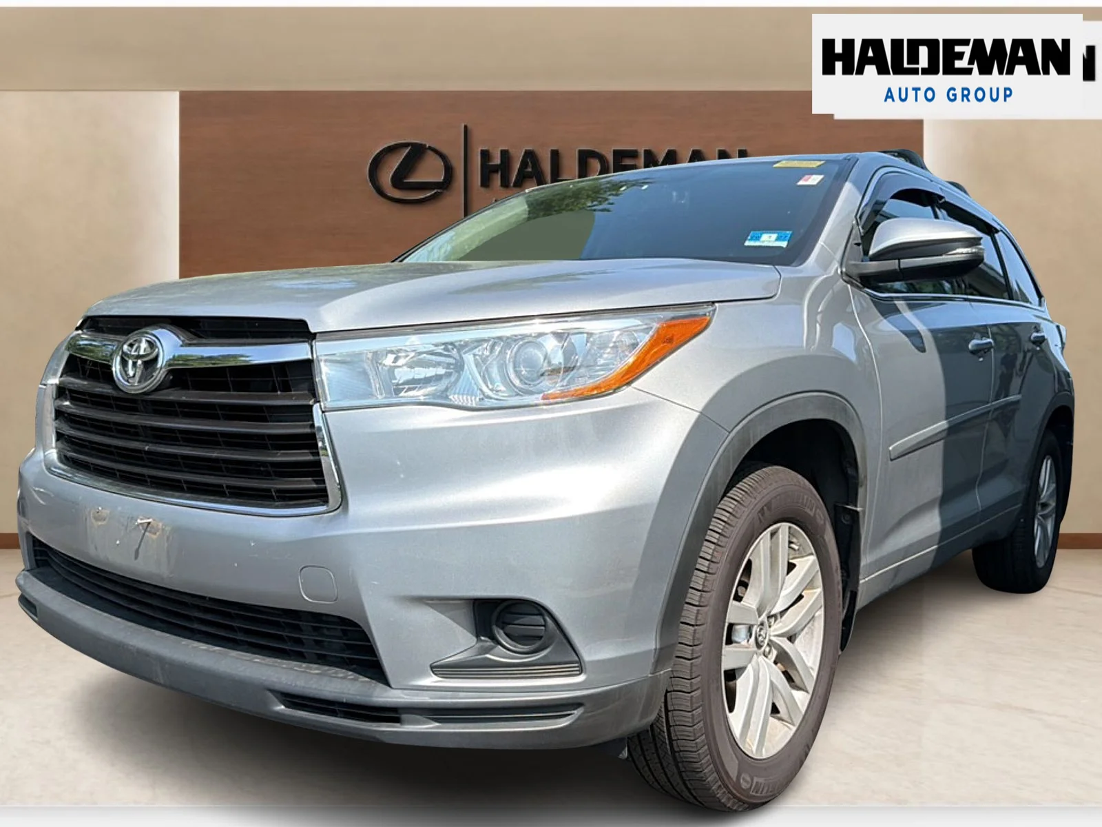 Used 2016  Toyota  image 2
