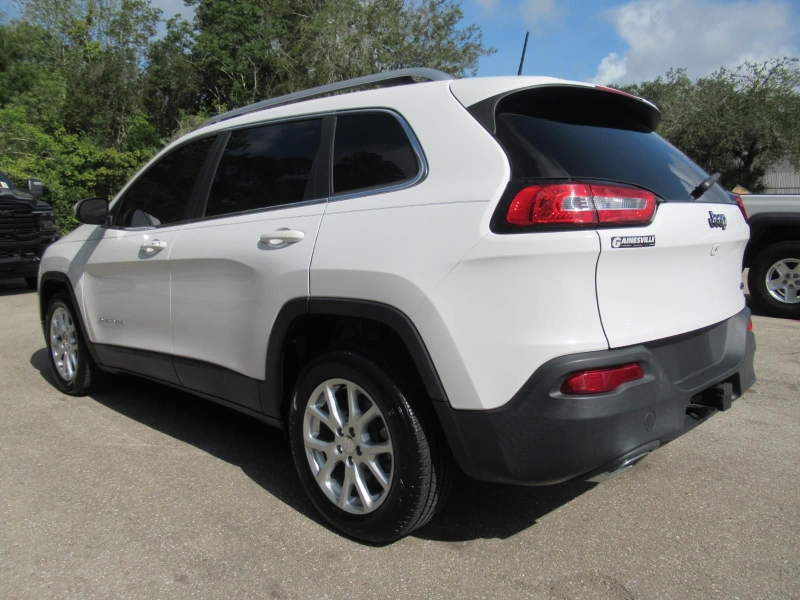 Used 2018 White Jeep Latitude Plus image 5