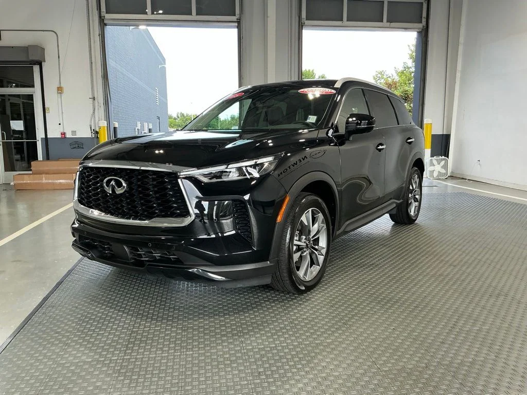 Certified Used 2025 Mineral Black INFINITI LUXE image 2