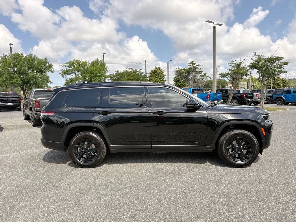 New 2026 Diamond Black Crystal Pearl-Coat Exterior Paint Jeep Laredo image 2