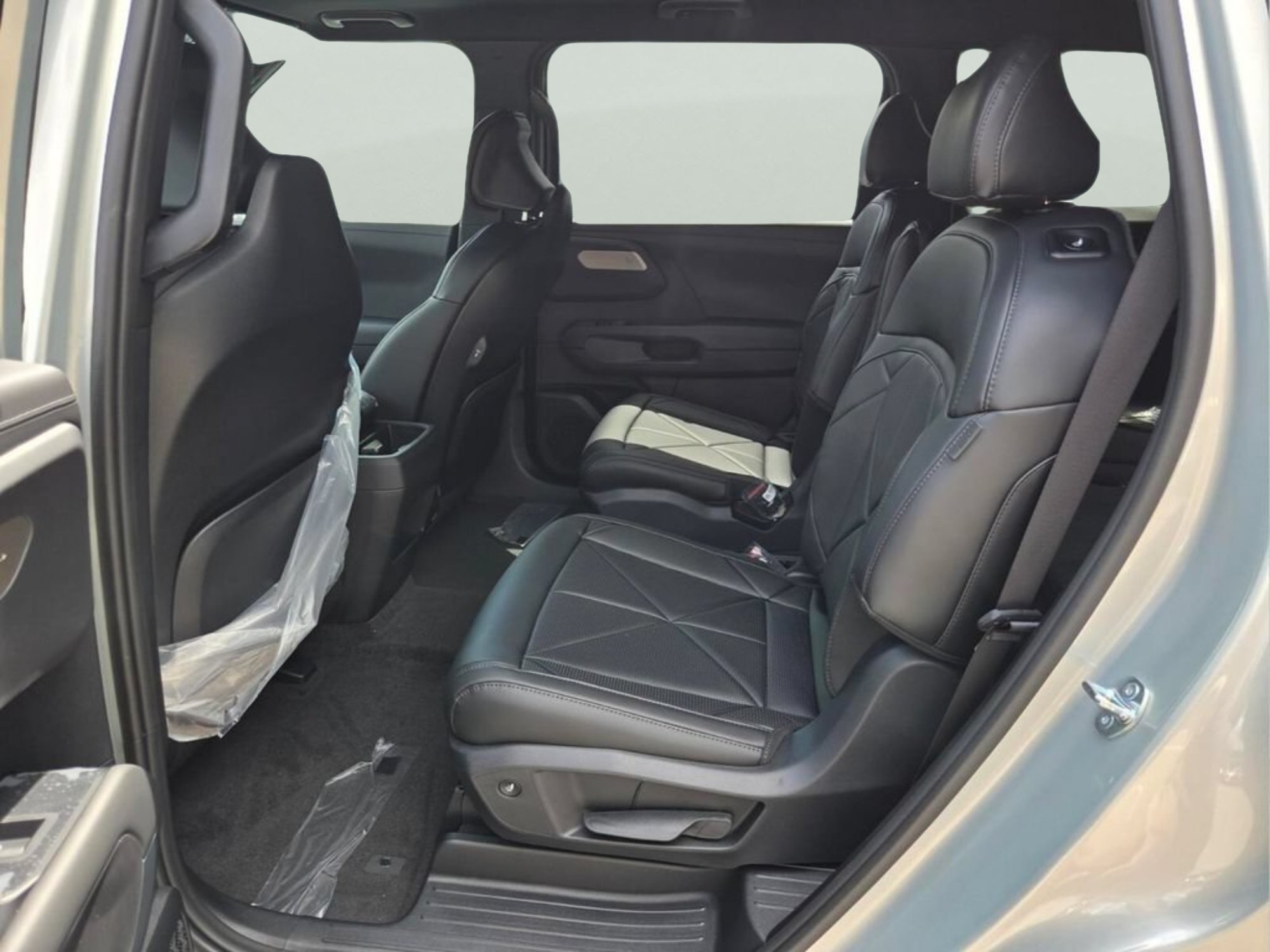 New 2027 Ivory Silver Kia EX image 10