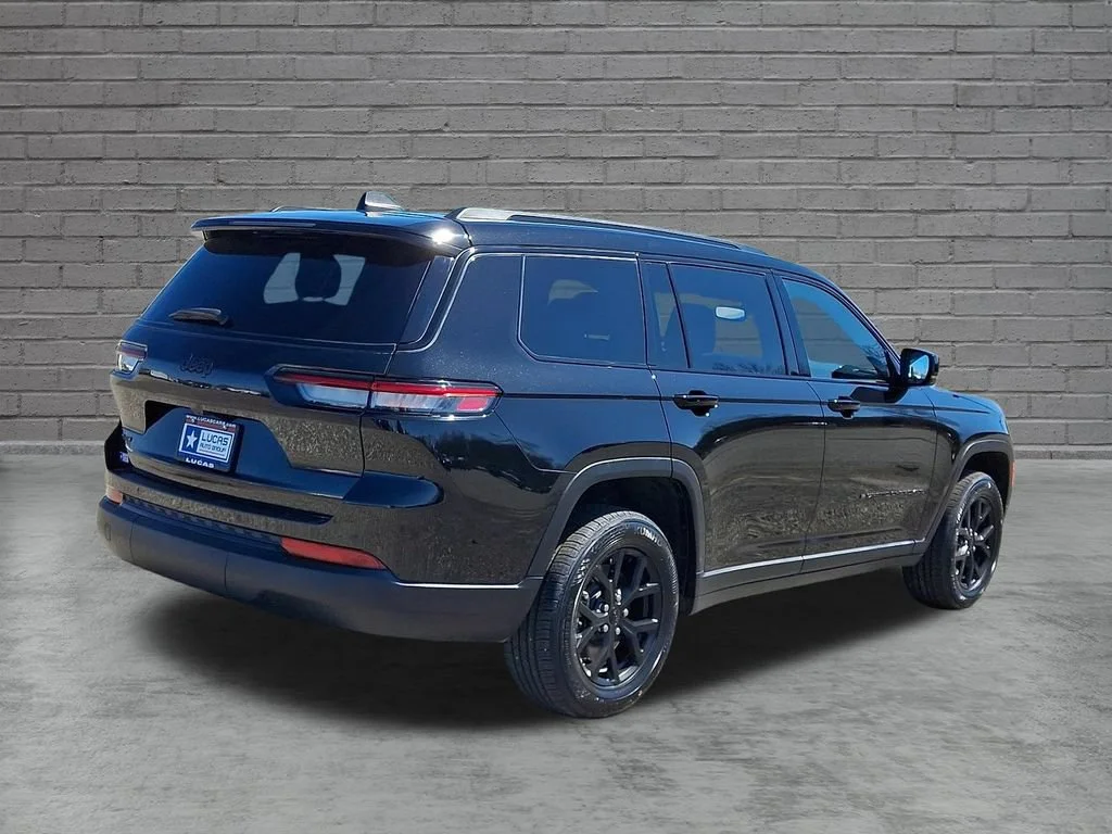 Used 2024 Diamond Black Crystal Pearlcoat Jeep Altitude image 12