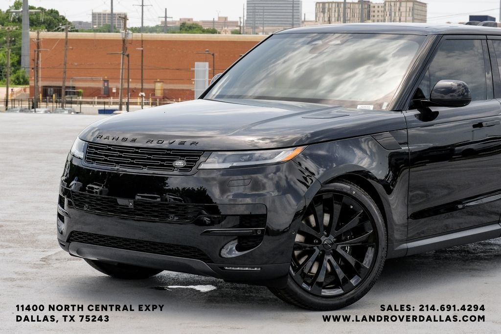 New 2026 Santorini Black Metallic Land Rover SE image 3