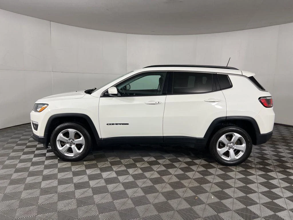 Used 2019 White Clearcoat Jeep Latitude image 6