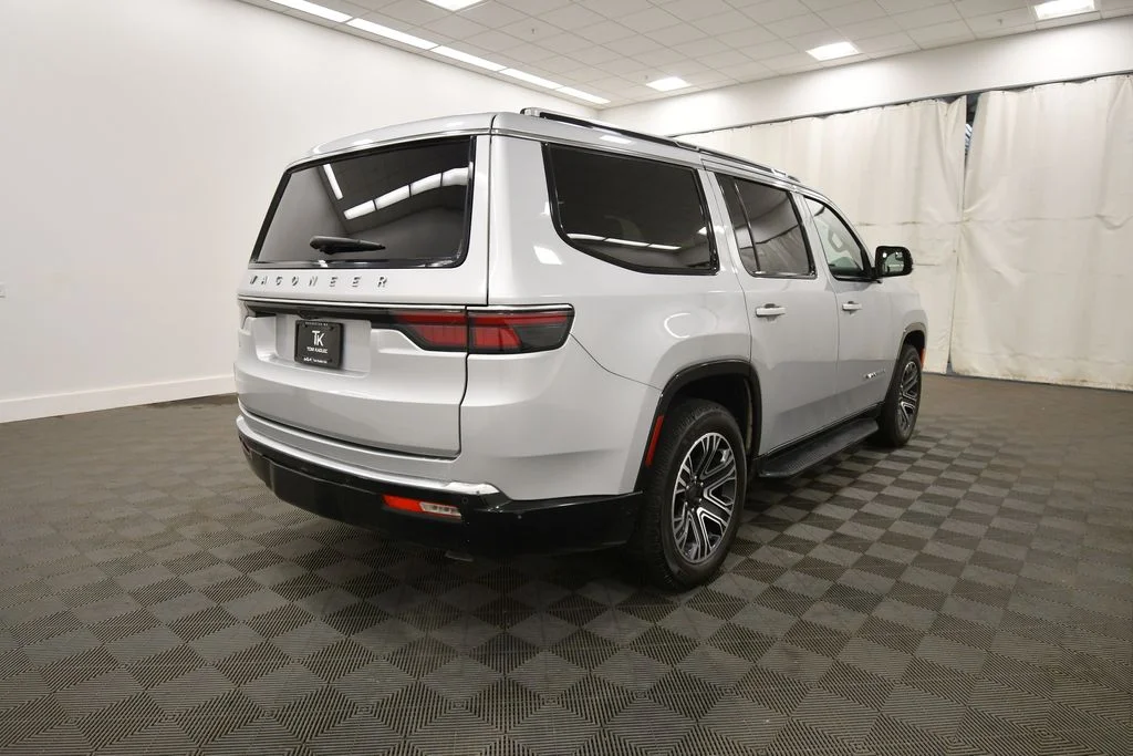 Used 2024 Silver Jeep Base image 8