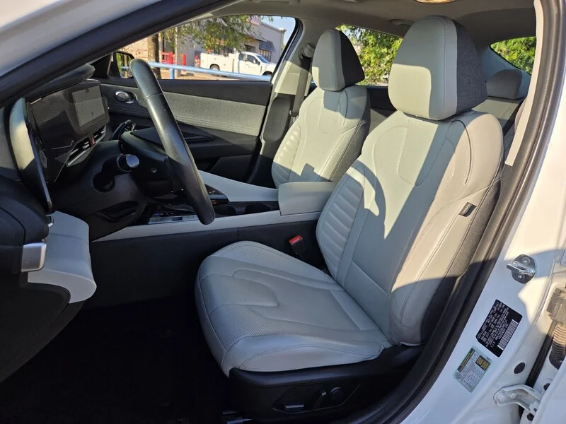 Used 2025 White HYUNDAI LIMITED image 7