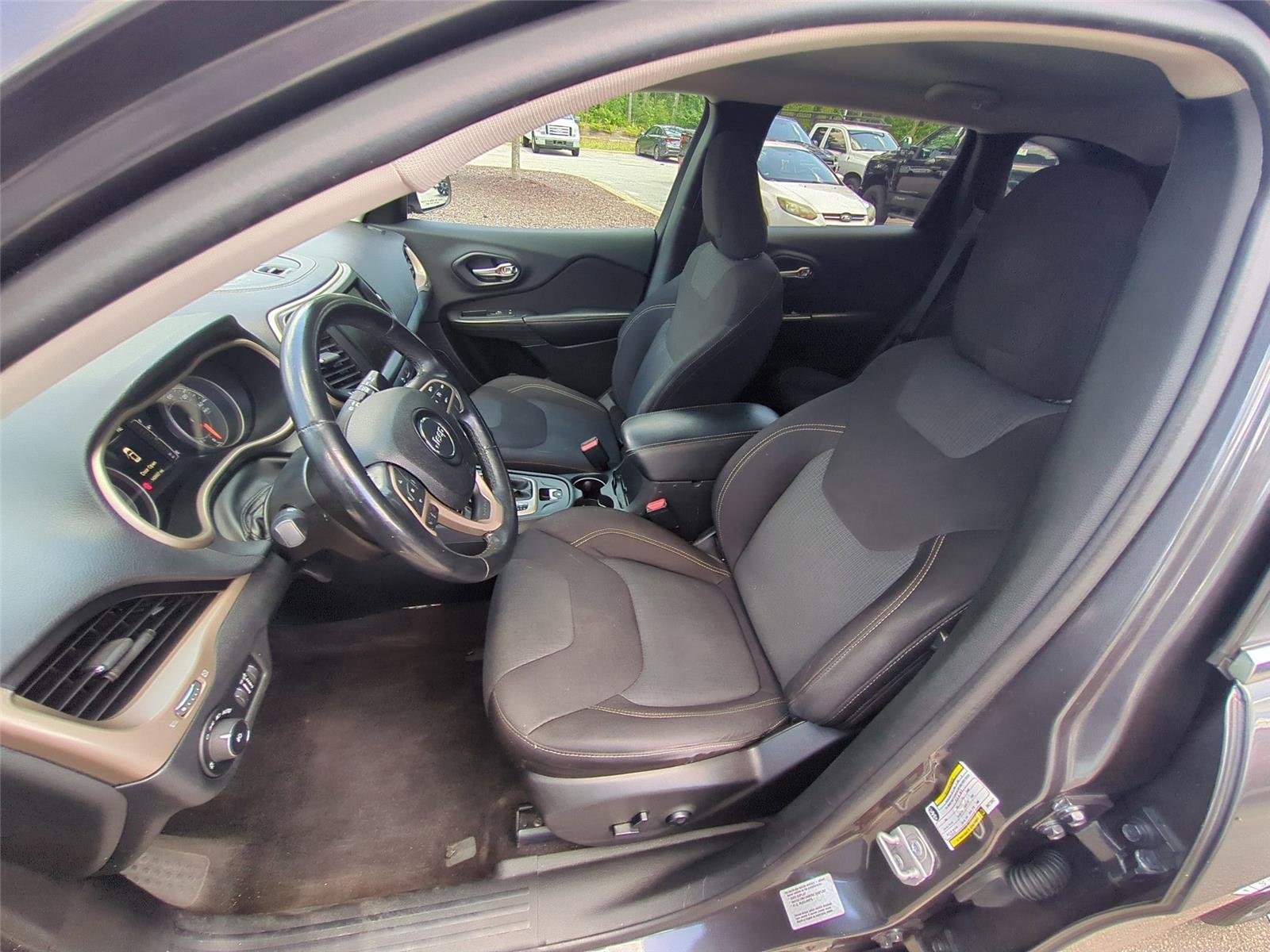 Used 2016 Granite Crystal Metallic Clearcoat Jeep Latitude image 18