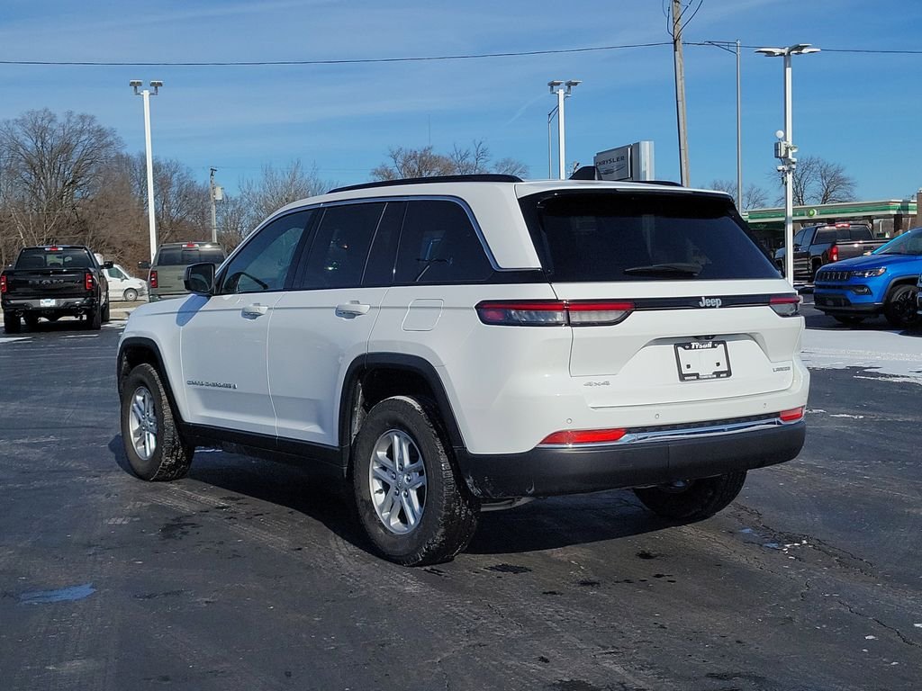 Used 2024 White Jeep Laredo image 3