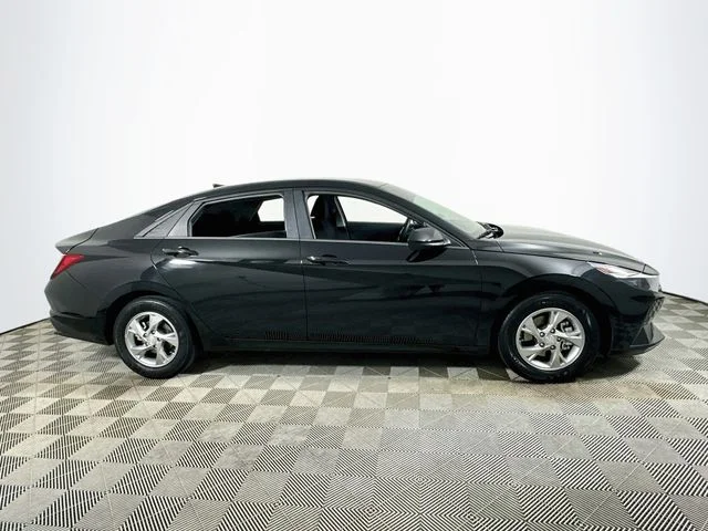 Certified Used 2022 Black Hyundai SE image 2