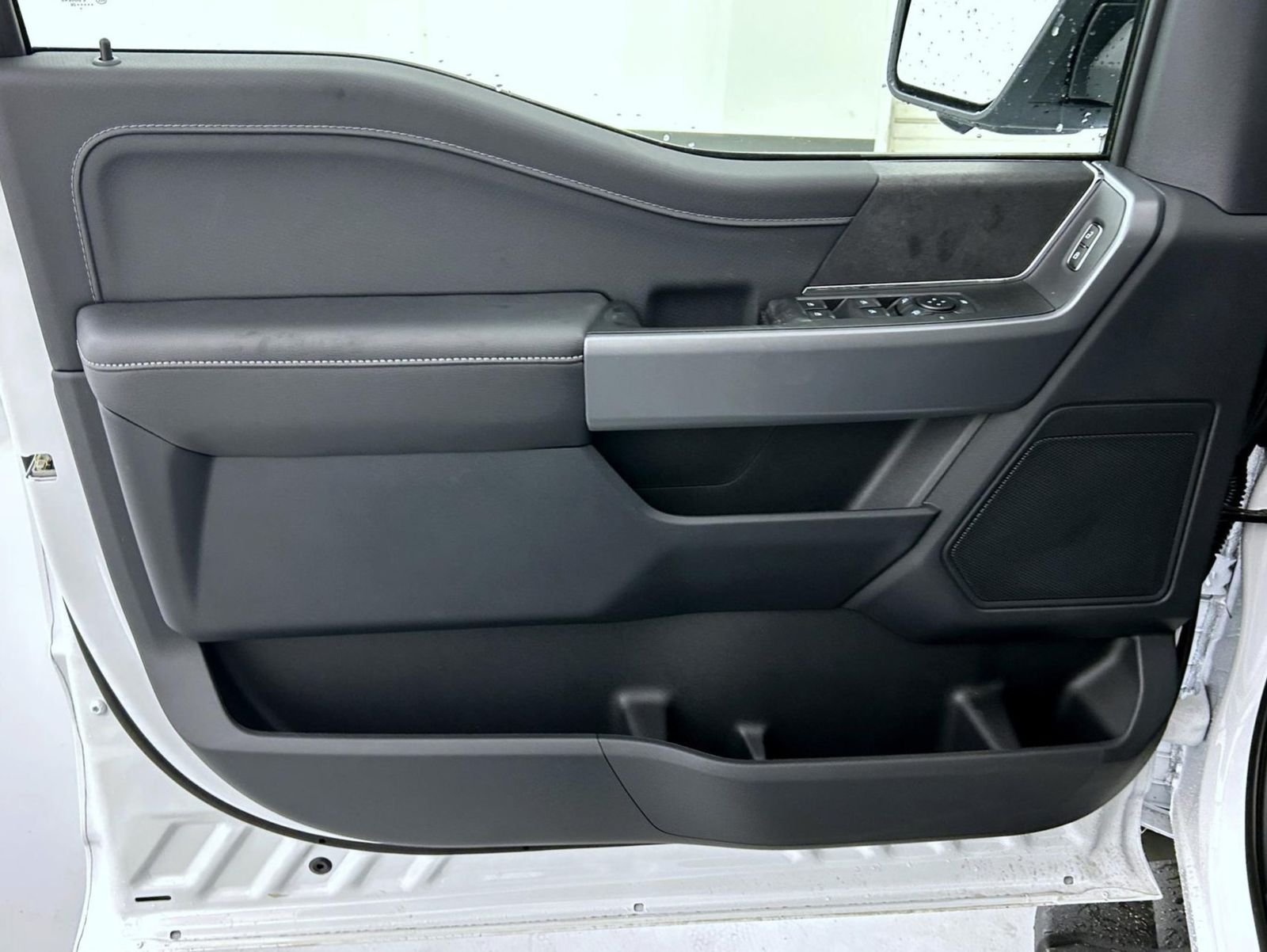 New 2026 Oxford White Ford XLT image 9