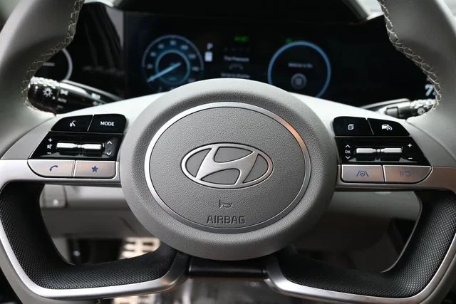 Used 2025 Black Hyundai SEL Sport image 17