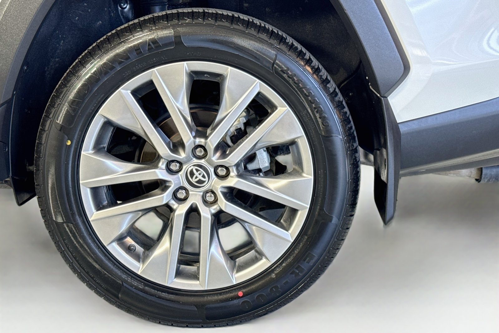 Used 2022 Blizzard Pearl Toyota XLE Premium image 29