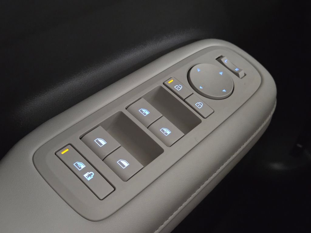 Used 2025 White Hyundai SEL image 27