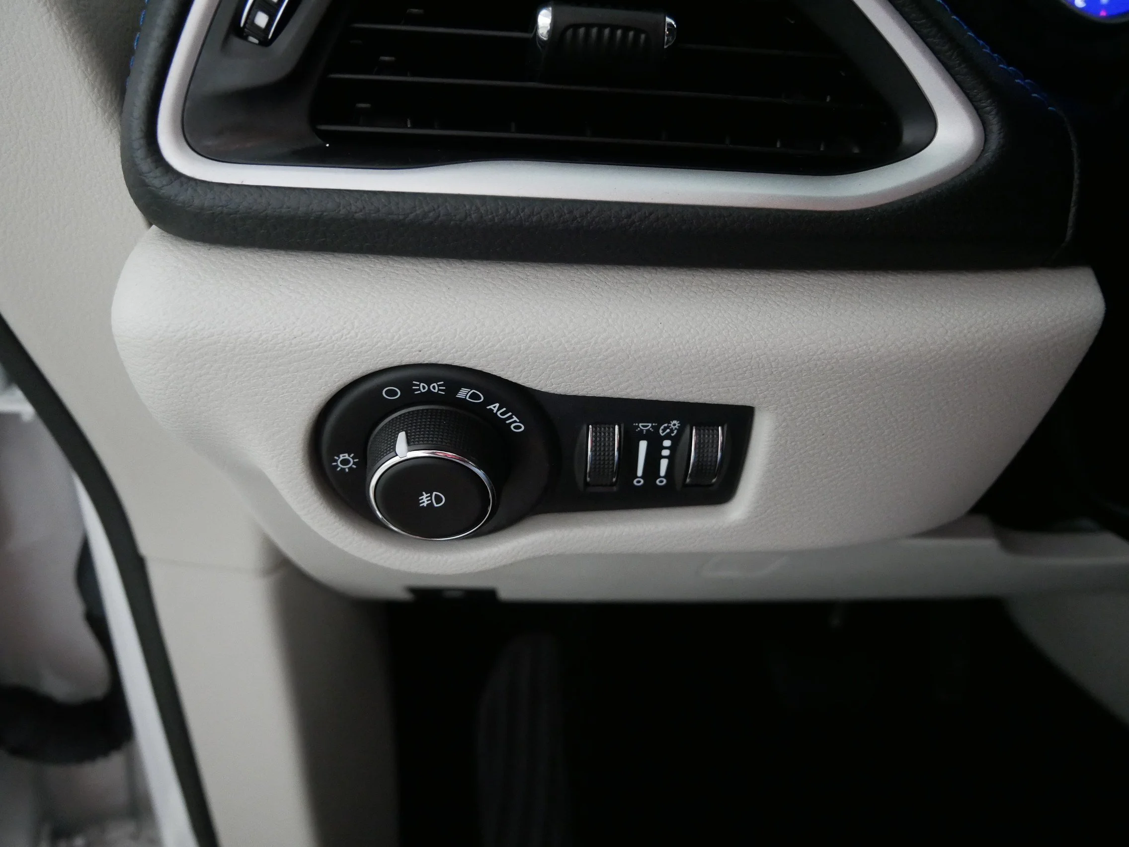 Used 2021 Bright White Clearcoat Chrysler Touring L image 26