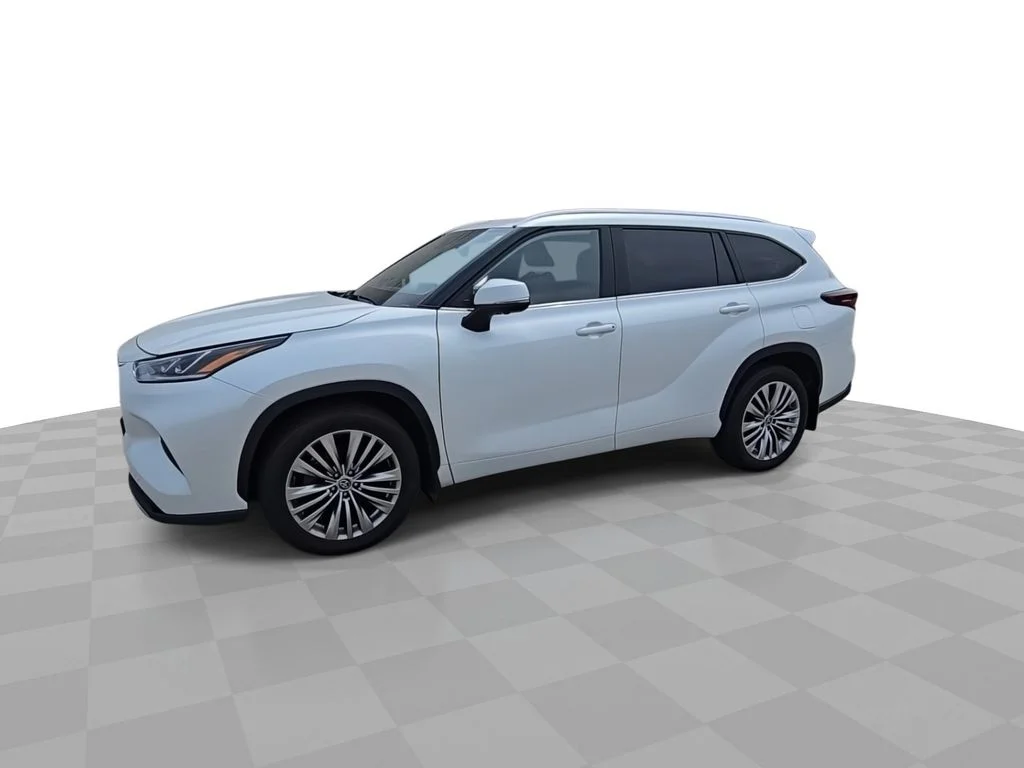 Used 2025  Toyota Platinum image 4