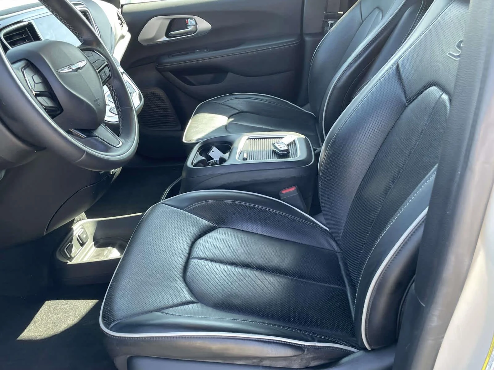 Used 2020 Luxury White Pearlcoat Chrysler Hybrid Limited image 15