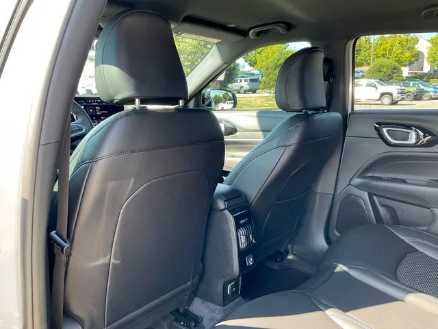 New 2026 Bright White Clearcoat Jeep Latitude image 24