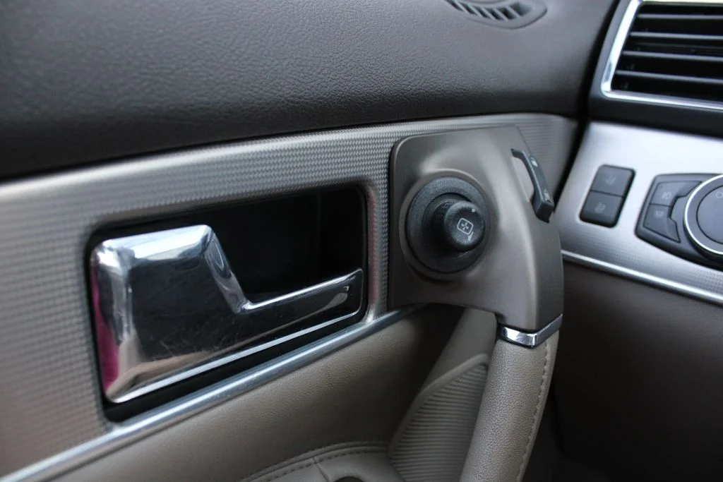 Used 2012 Beige Lincoln Base image 7