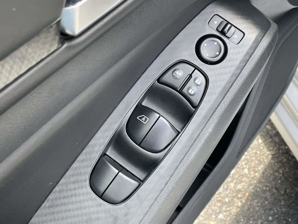 Used 2025 Silver Nissan 2.5 SV image 21