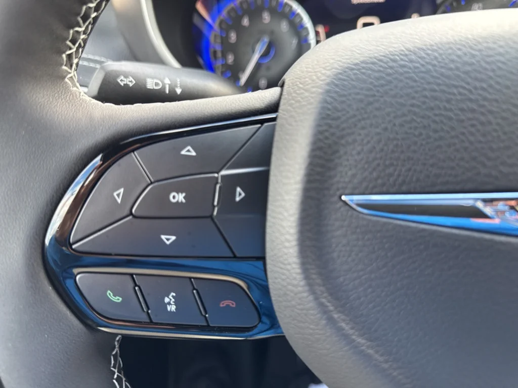 New 2026 Diamond Black Crystal Pearl-Coat Exterior Paint Chrysler Select image 19
