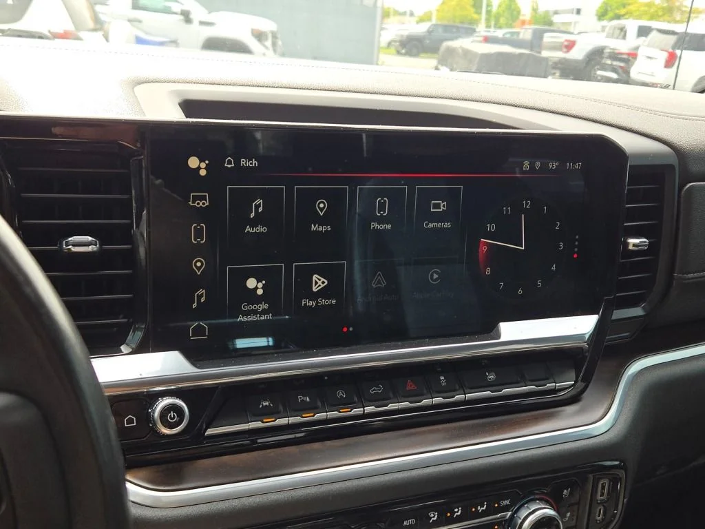 Used 2022 White GMC SLT image 32