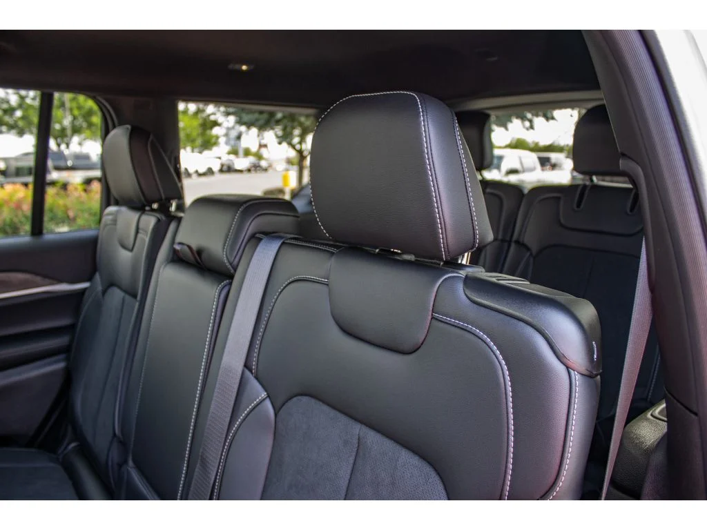 New 2026 Silver Zynith Exterior Paint Jeep Laredo Altitude image 20