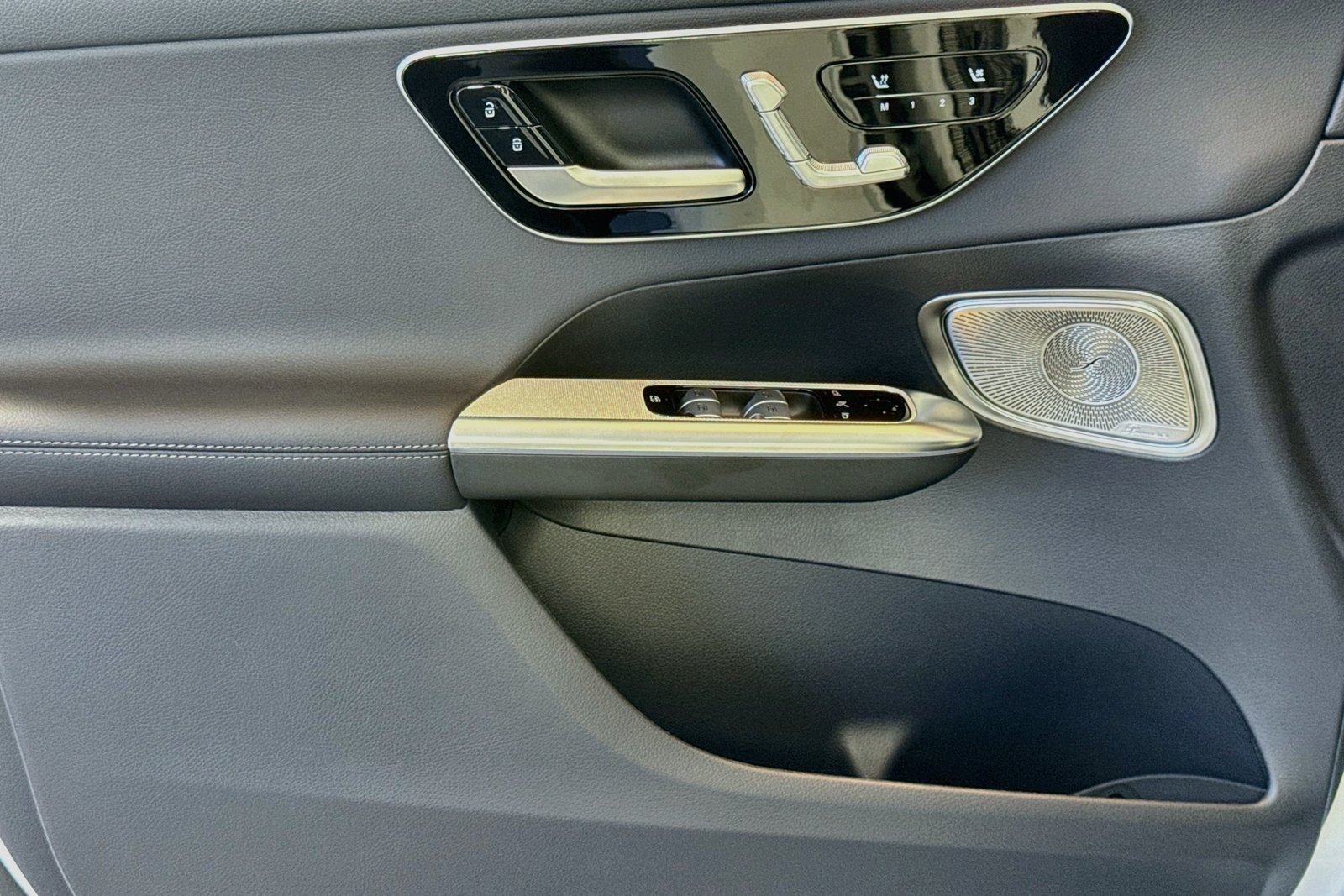 New 2026 Polar White Mercedes-Benz GLC 300 image 16