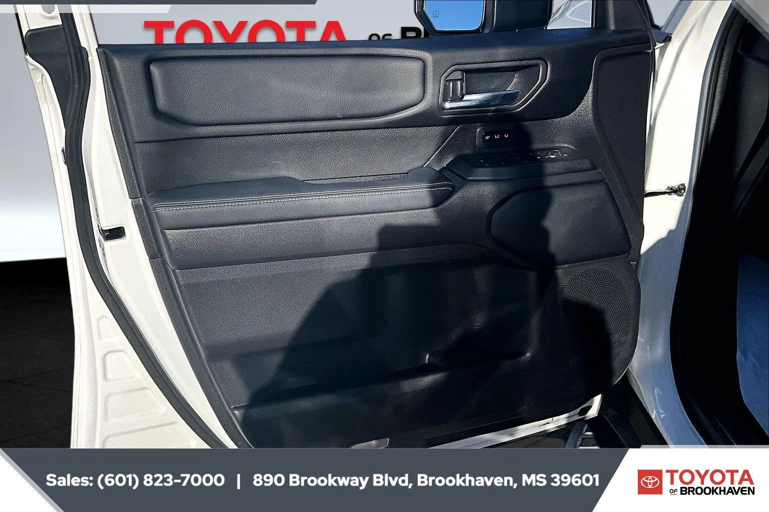 Used 2025 Wind Chill Pearl Toyota Base image 17