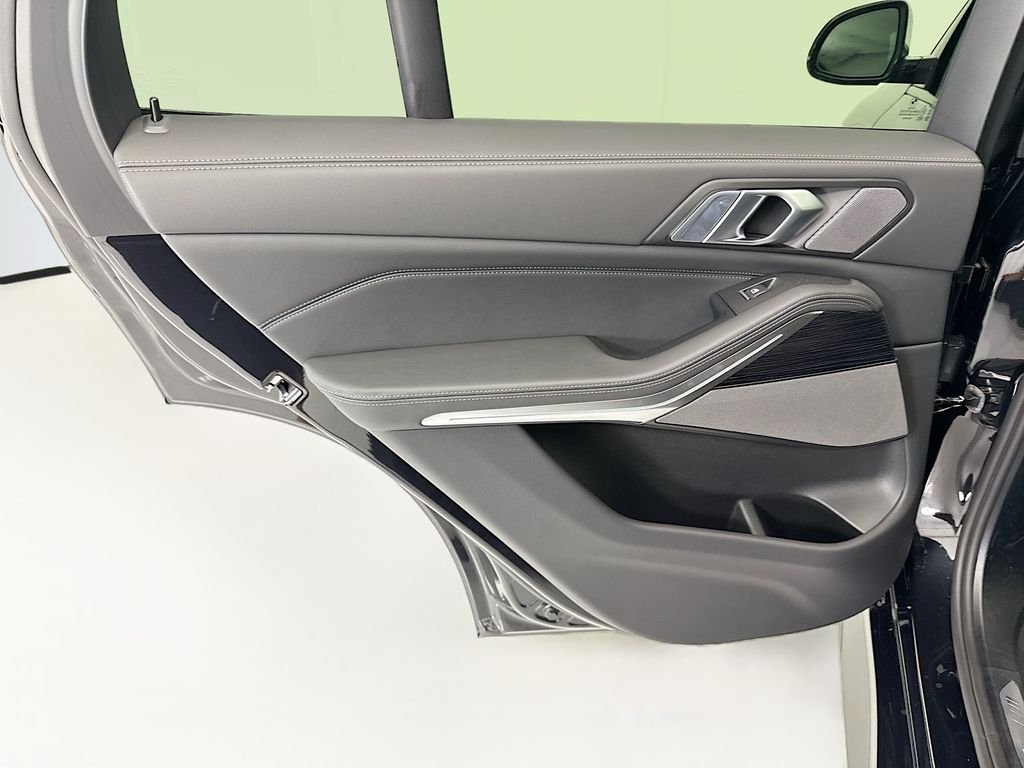 New 2026 Black Sapphire Metallic BMW sDrive40i image 25