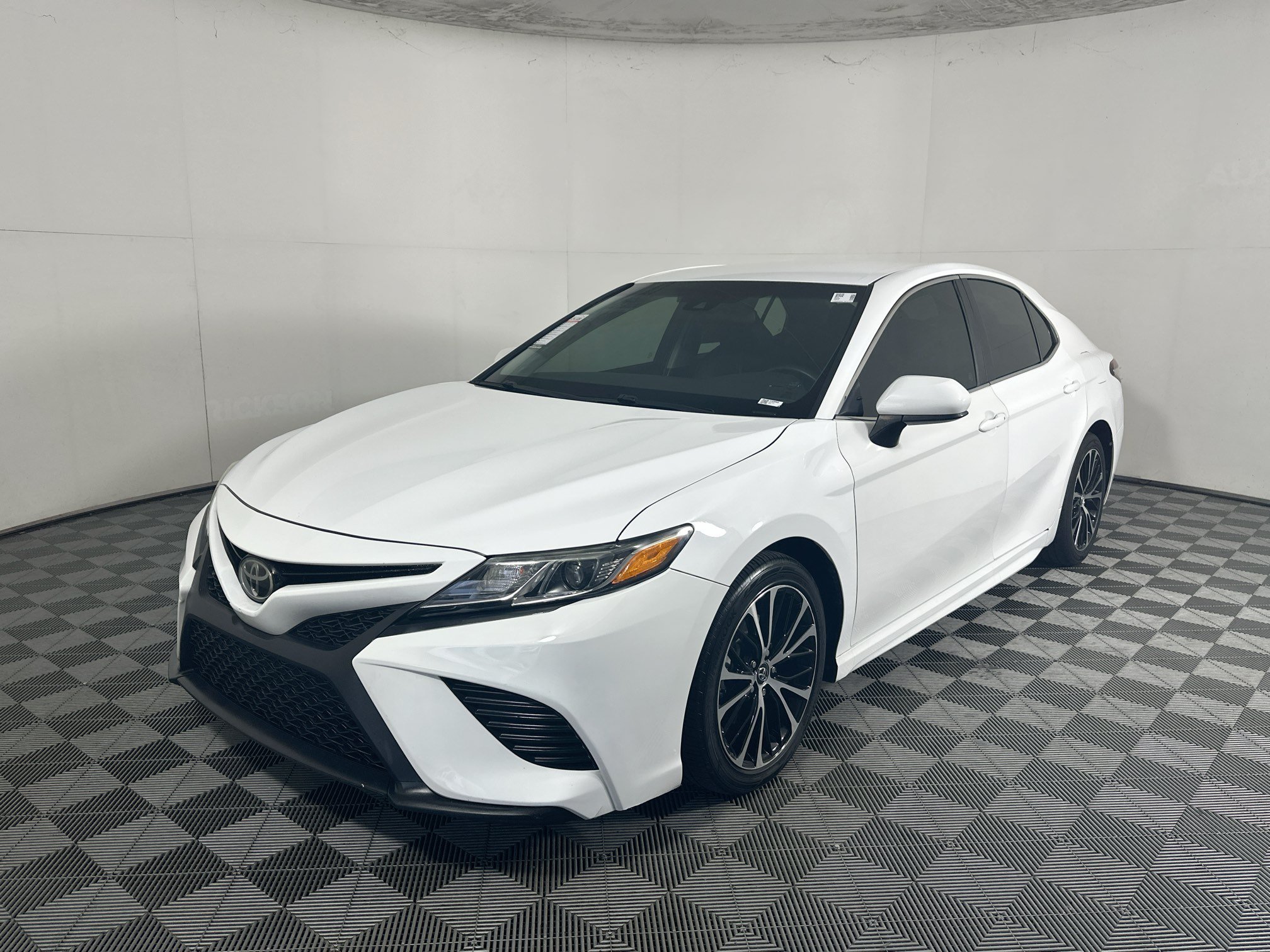 Used 2018 Super White Toyota SE image 7