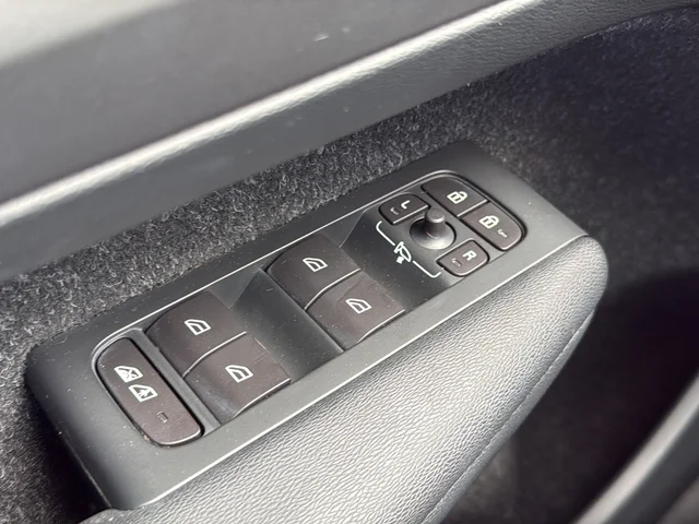 Used 2019 White Volvo R-Design image 29