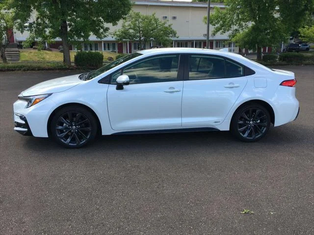 Certified Used 2025 WIND CHILL PEARL Toyota  image 3