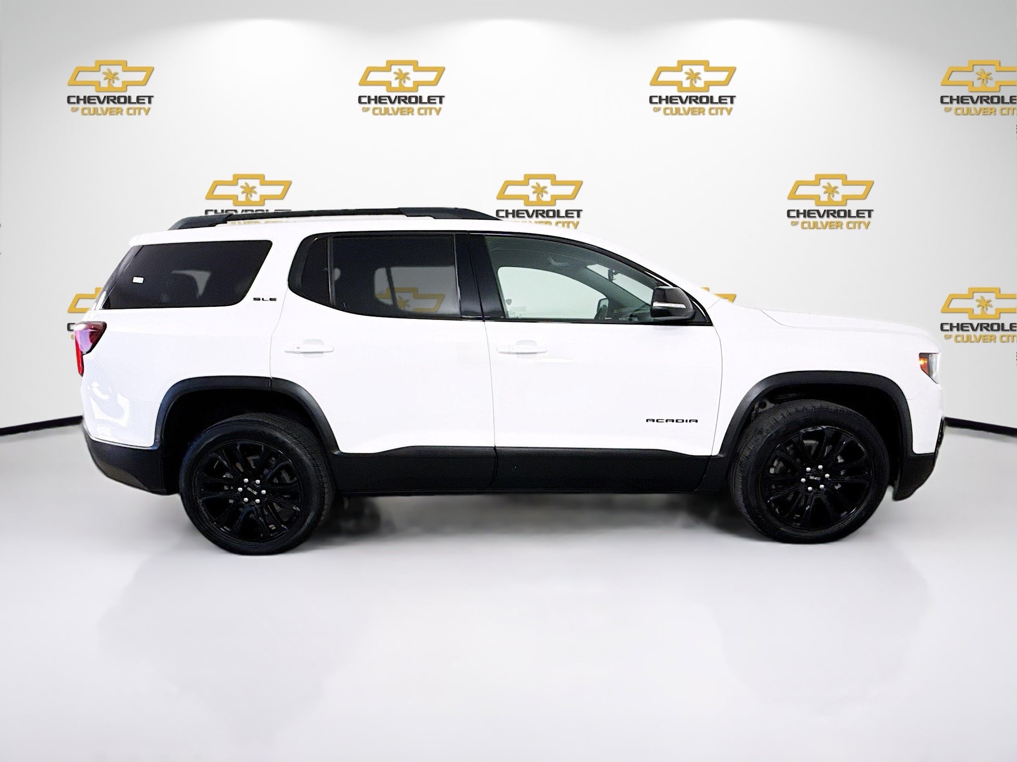 Used 2023 Summit White GMC SLE image 9