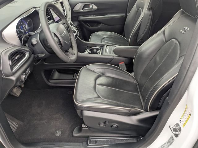 Used 2025 Bright White Clearcoat Chrysler Limited image 17