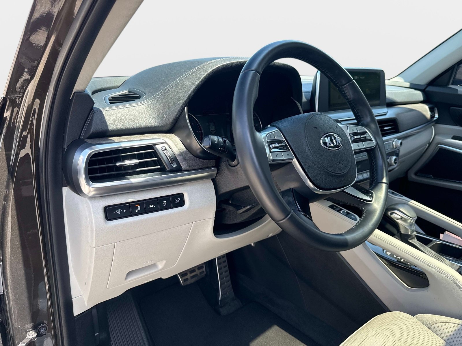 Used 2020 Dark Moss Kia SX image 19