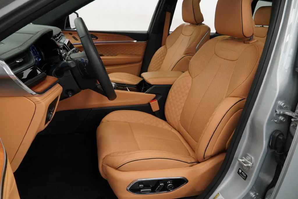 Used 2025 Silver Jeep Summit Reserve image 3