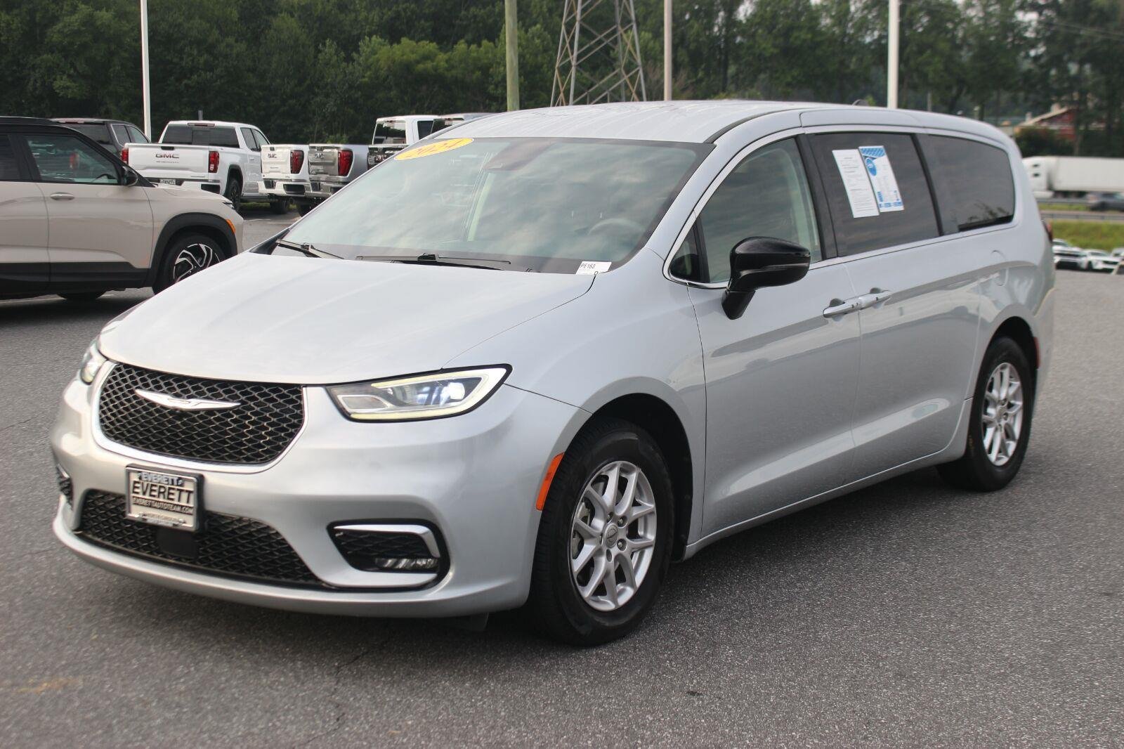 Used 2024 Silver Chrysler Touring L image 3