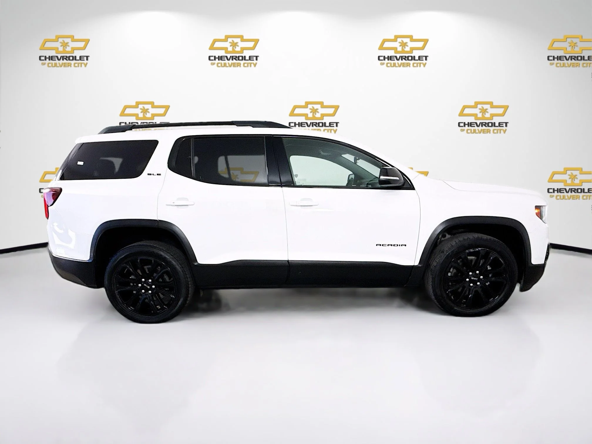 Used 2023 Summit White GMC SLE image 9