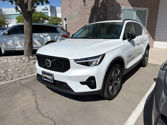 2023 Volvo XC40 B4 Ultimate Dark Theme