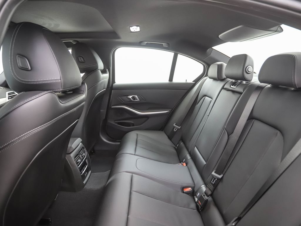 2025 BMW 3 Series 330i - Photo 18
