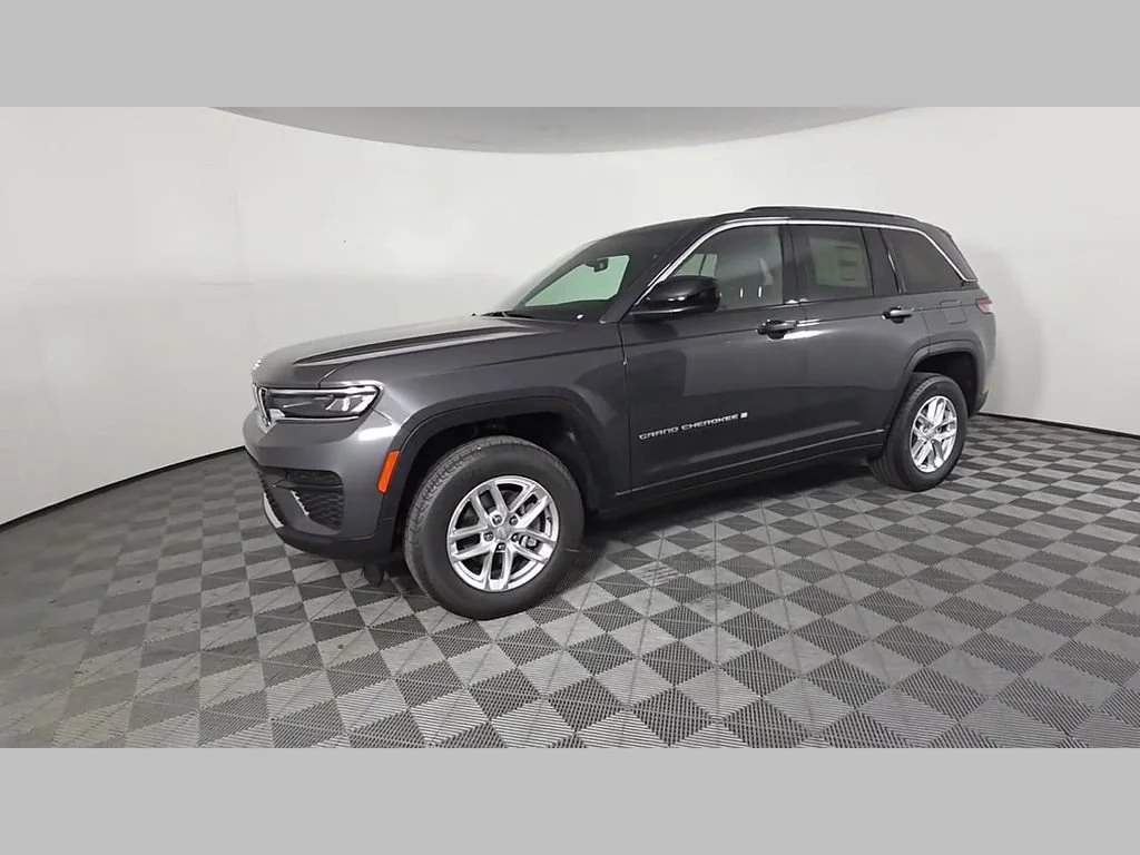 New 2026 Baltic Gray Metallic Clear-Coat Exterior Paint Jeep Laredo image 41