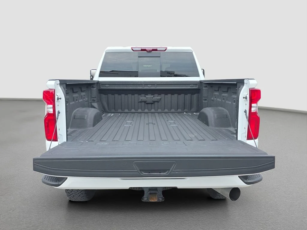 Used 2022 White Chevrolet LTZ image 17