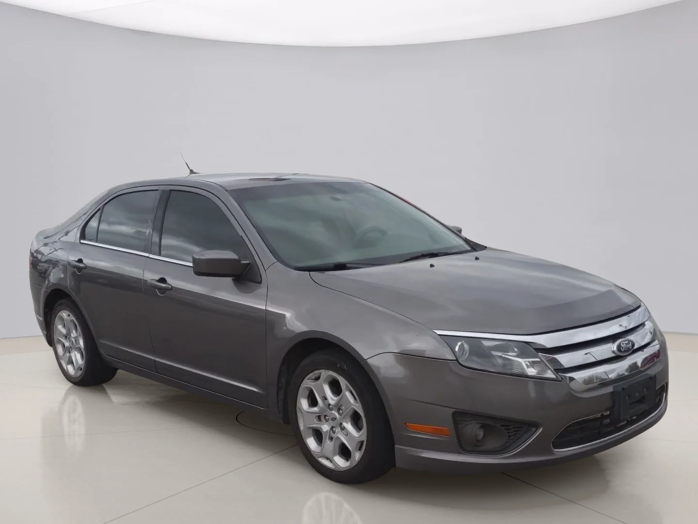 Used 2010 Gray Ford SE image 7