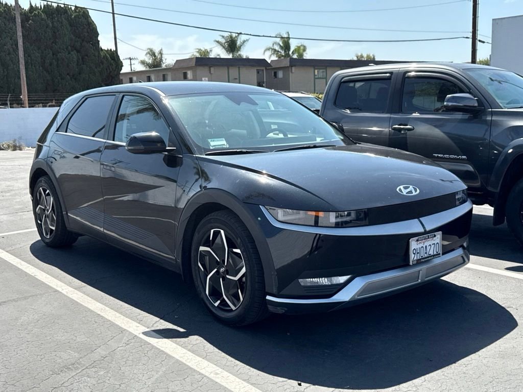 Used 2023 Black Hyundai SE image 1