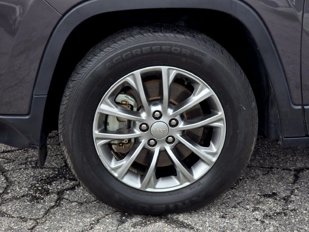 Used 2019 Gray Jeep Latitude Plus image 12