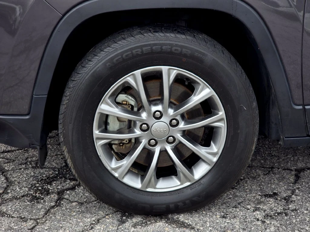 Used 2019 Gray Jeep Latitude Plus image 12